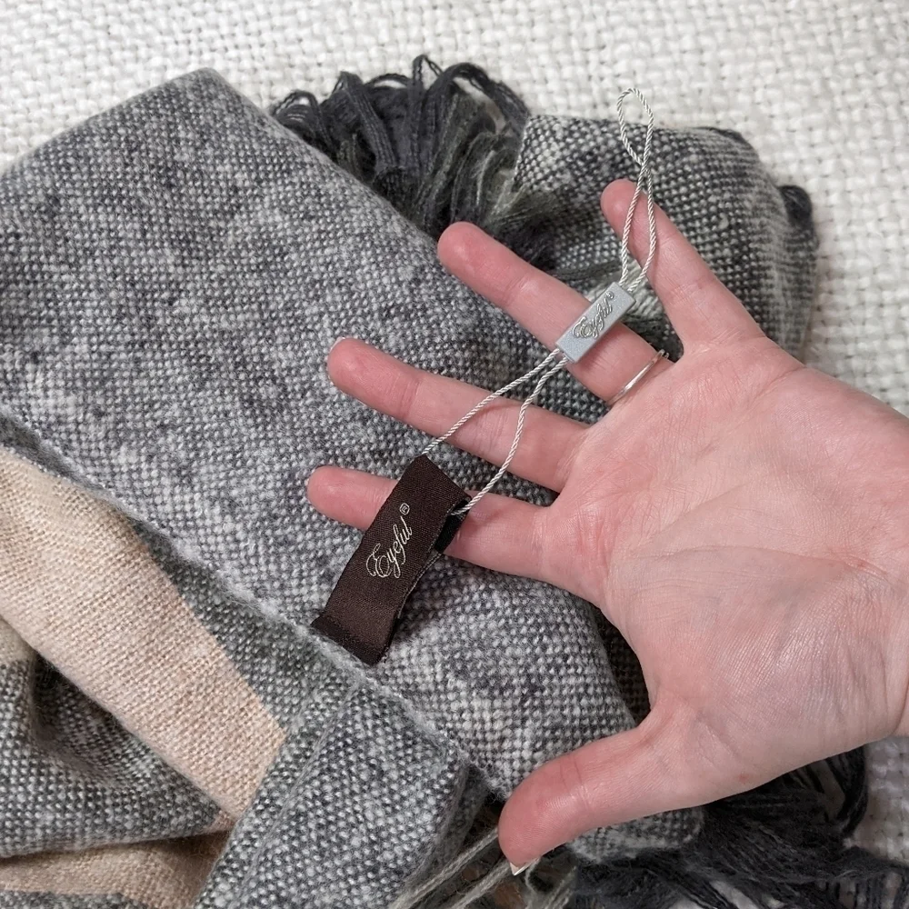 New Eyeful 100% Acrylic Knit Striped Tassel End Scarf/Shawl in Grey Neutral‎